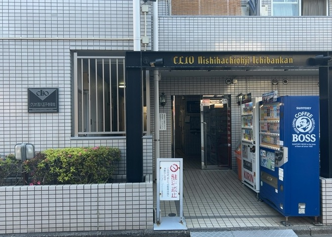 玄関は家の顔でもあり、家族以外の目にも止まる場所です。玄関は外との間を仕切る扉、靴などをしまっておく収納スペース、靴脱ぎのたたきスペース、来客とのやり取りをするドアホンなど複数のアイテムからなります。
