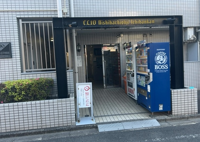 共有部分は、住民なら誰もが使える設備のこと。例えば駐車場やエレベーター、インターネット設備、セキュリティ設備などがあります。他にも、マンションの廊下・外部階段やエントランス・ゴミ置き場などがあります。