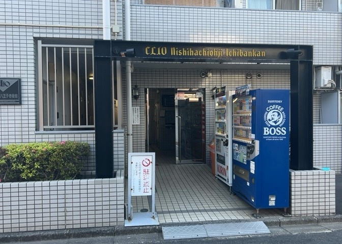 共用部分は、一棟の建物に住む区分所有者全員が共同で所有するとし、共用部分の管理、補修などは、区分所有者で形成される管理組合が行います。個人の判断で勝手に変更することはできませんので覚えておきましょう。