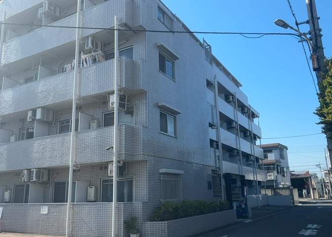 外観はマンション管理がされているかの目安になります。築年数が古いと、壁面は劣化してひび割れが生じることも！建物が古びていても細かいところが修繕されていると、きちんと管理されているなぁと感じるでしょう。