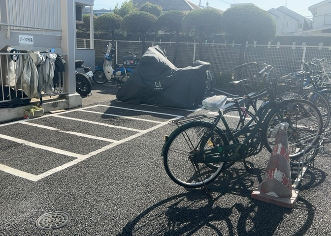 車一台あたりに必要なスペースは、標準サイズの普通自動車で横幅2m50cm、長さ5mは必要になります。ただし、乗降のことも考慮して横幅3m30cm、長さ5m50cmほどは確保できるところを選びましょう。
