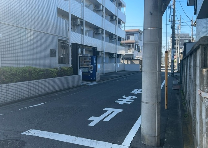 駐車場と明記されていても、最小スペースでつくられた駐車場だと大型車は駐車できなかったり、出入りしにくくなったりする可能性があります。お車のサイズと購入したい物件の駐車場のサイズを現地で確認しましょう。