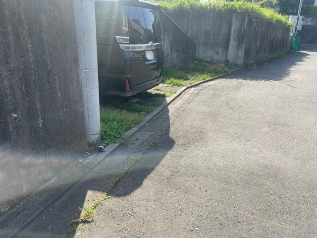 お持ちの車種によっては前面道路が広い方が便利でしょう。しかし、前面道路が広ければその分交通量が多くなるため、騒音などが気になる場合があります。実際に現地を見学し、周辺交通量や騒音などを確認しましょう！