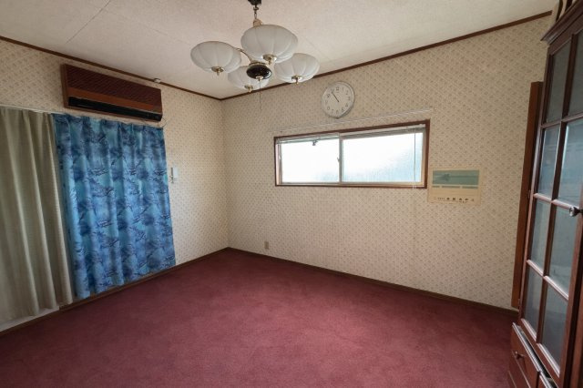 落ち着いた色のカーペットが印象的な洋室。横長の窓から光が入り日中は明るさを感じられます。季節を問わず快適に過ごせる空間です。シンプルな間取りで家具の配置もしやすく主寝室や趣味部屋多用途に活用可能