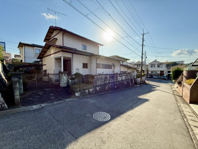 前面道路は幅員約6mとゆとりがあり車の出入りも安心です。交通量も比較的少なく、落ち着いた住環境が広がります。高台エリアのため見晴らしもよく、周囲には整った住宅街が連なり、街並みの美しさも魅力です。