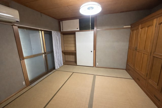 住まいの中央に位置する6帖の和室は、落ち着きある畳空間が魅力。独立性がありながらも各部屋へアクセスしやすい配置で、寝室や書斎、家族共有のくつろぎスペースとして活用できます。収納も確保されています。