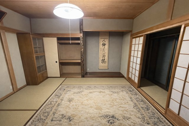 玄関近くに配置された6帖の和室は、来客対応にも便利な一室。和の趣を感じる畳と落ち着いた内装が心地よい空間を演出します。床の間や収納も備わり、季節の飾りを楽しむことも可能。客間としてお使いいただけます。