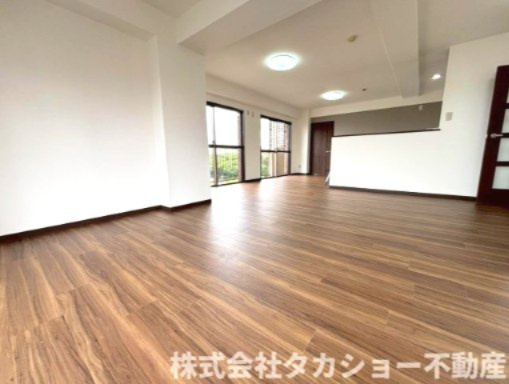 家族が集まるリビングは広々しております!!　また、角部屋なので明るく風通しも良好です☆彡