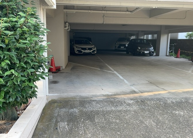 中庭（パティオ）とは、一つの建築物の内部に設けられた、壁などで囲われている庭のことを指します。コの字型、ロの字型が主流ですが、L字型の中庭もあります。最近では、インテリア性の高さからも人気があります。