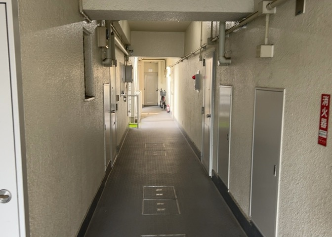 受付はマンションコンシェルジュがいる場合もあれば、管理人が滞在する小部屋を総称して呼ぶことがあります。主にエントランスに設置されていることから、防犯面でも期待ができます。防犯設備がない場合はより安心！