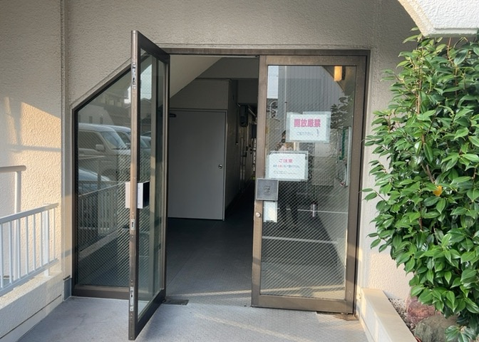 ロビーというと、エントランスと何がちがうの？と思いますよね。実はロビーとエントランスには明確な決まりはありません。物件によっては、エントランスを入って広がるある程度の広さのある空間がロビーとなります。