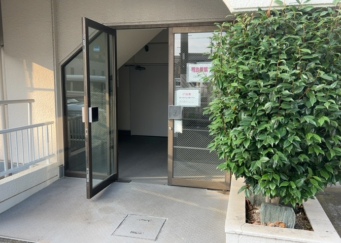 室内の防犯設備もチェックしましょう！モニター付きインターホンが設置されているか、防犯シャッターが設備されているか、ベランダに人が上がってきにくい高さかなどチェックしておくと入居後も安心できるでしょう。