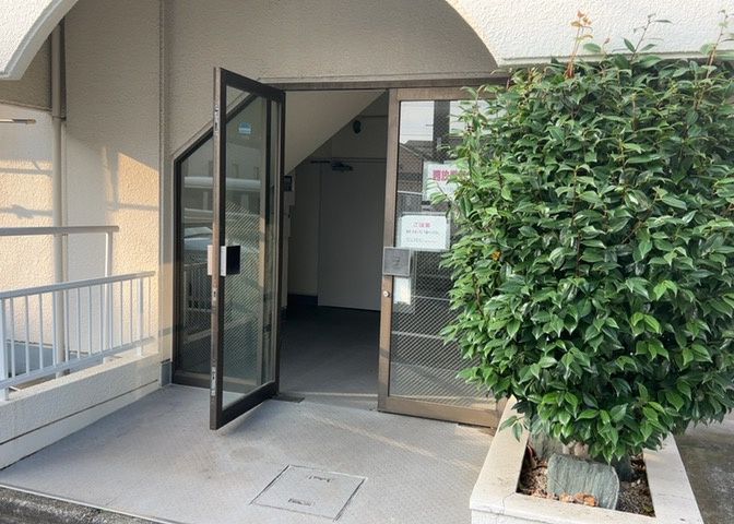 共用部分は、一棟の建物に住む区分所有者全員が共同で所有するとし、共用部分の管理、補修などは、区分所有者で形成される管理組合が行います。個人の判断で勝手に変更することはできませんので覚えておきましょう。