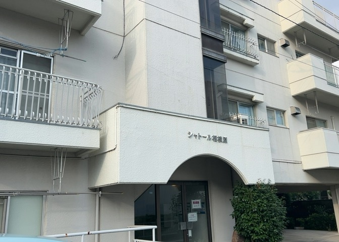道幅が広い場所は日当たりや風通が良好です。幅が広いのですれ違いも可能ですし大きな車でも駐車可能！一方で、大型車が通ることも多くなるため交通量の増加により騒音に繋がります。また土地の値段が高くなります。
