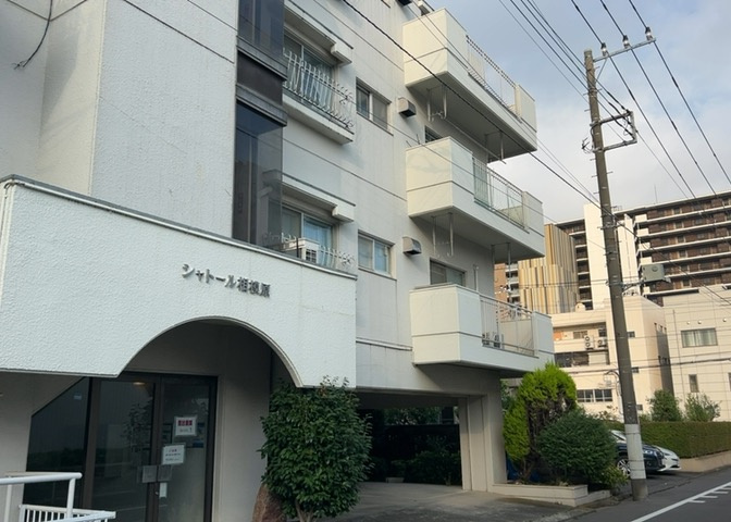 ＲＣ造、Reinforced　Concreteは直訳すると補強されたコンクリートです。主に柱や梁・床・壁が鉄筋とコンクリートで構成おり、鉄筋を組んだ型枠にコンクリートを流し込んで固めたものを指します。