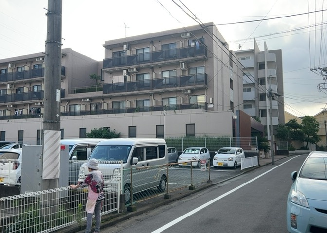 眺望を気にして物件を探す場合、前面に建物が建っていないか現地で確認しましょう！前面に建物があると景色はもちろん、日当たりや風通しにも影響が出てきます。住んだ時のことを想像しながら現地見学をしましょう。