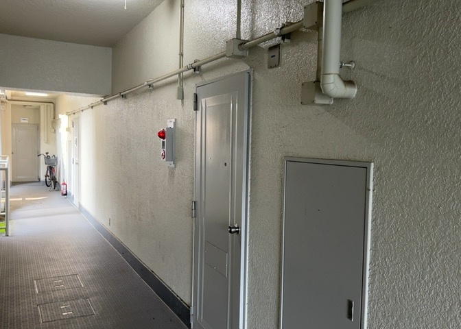玄関は家の顔でもあり、家族以外の目にも止まる場所です。玄関は外との間を仕切る扉、靴などをしまっておく収納スペース、靴脱ぎのたたきスペース、来客とのやり取りをするドアホンなど複数のアイテムからなります。