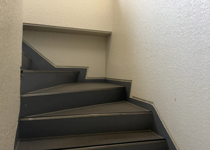 共用部分は、一棟の建物に住む区分所有者全員が共同で所有するとし、共用部分の管理、補修などは、区分所有者で形成される管理組合が行います。個人の判断で勝手に変更することはできませんので覚えておきましょう。