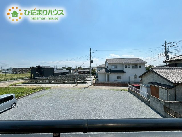 バルコニーからは、遮るもののない広大な青空とのどかな景色が見渡せます！周囲に高い建物がないため開放感があり、お洗濯の合間に遠くの景色を眺めて、ホッと一息つきながらリフレッシュできる特等席です♪