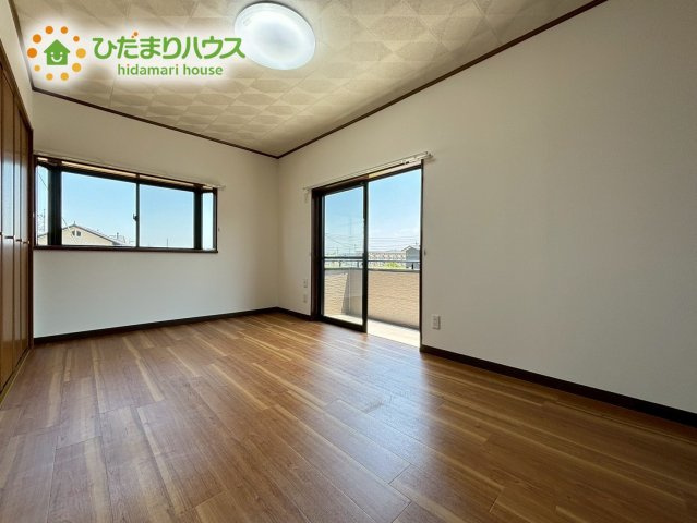 2方向から明るい日差しが差し込む、子供部屋にぴったりな洋室です！バルコニーに面しており開放感があります♪綺麗な四角形の間取りなので、学習机やベッドなどの家具もすっきりとレイアウトしていただけます！