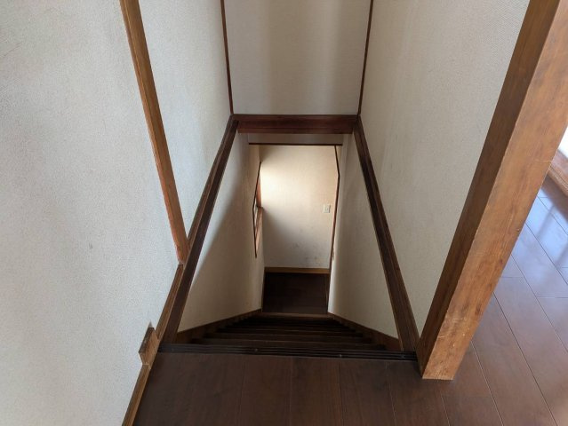 シンプルで見通しの良い設計となっており、日常の移動もスムーズに行えます。上下階の行き来がしやすく、生活動線にも配慮されたつくりが魅力。圧迫感のないすっきりとした空間で、住まい全体に開放感をもたらします