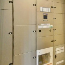 【宅配ボックス】在宅時・不在時に関わらず、居住者の代わりに非対面で宅配物を受け取ってくれる便利な設備です。わかりやすくご説明致しますので見学時にはお部屋だけではなく共用部分もぜひチェックしてください。