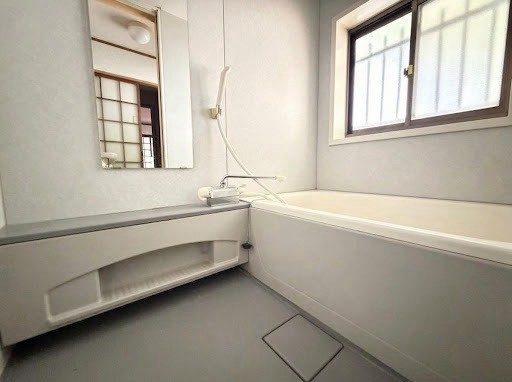白を基調とした清潔感のある浴室