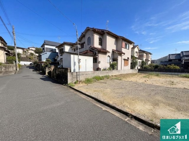 周辺は閑静な住宅街です。前面道路もしっかりと有りますので車の出し入れも安心ですよ！