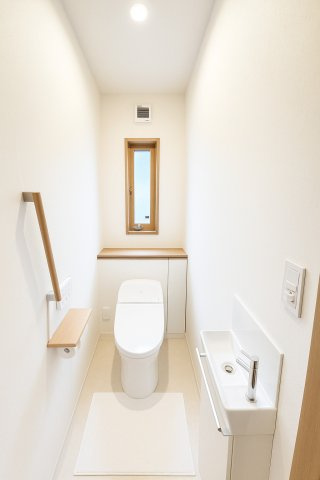 落ち着いた色調のトイレです