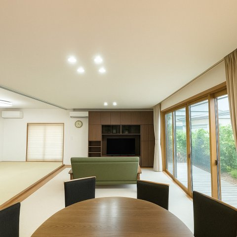 広いリビングは家族が自然と集まる居心地の良い空間