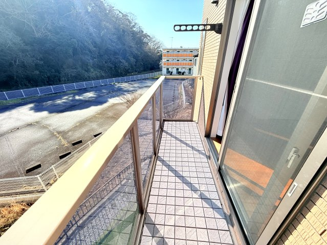 南東向きのバルコニーはこの陽当たり！周りに遮るものがないので、長い時間陽の光が当たります