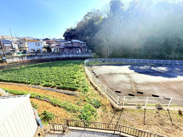 南側は建物がなく日当たり・解放感良好です