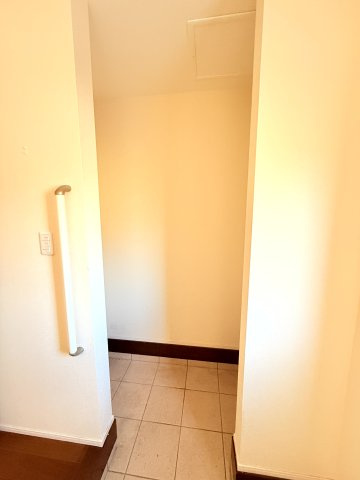 左右に奥行きのあるシューズインクローゼット。お好みの棚を入れたり、ベビーカーなどの大物をしまったり