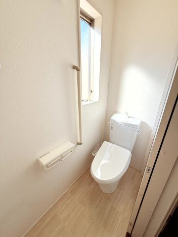 1階2階ともに温水洗浄機能のついたトイレがございます