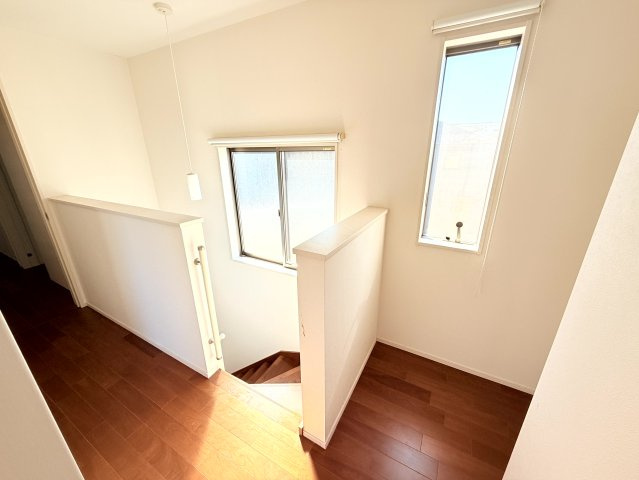 2階廊下部分は広々としており良く陽も入り明るい空間