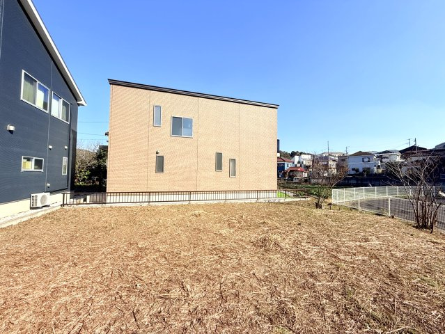 隣地は更地となっており開放的な立地