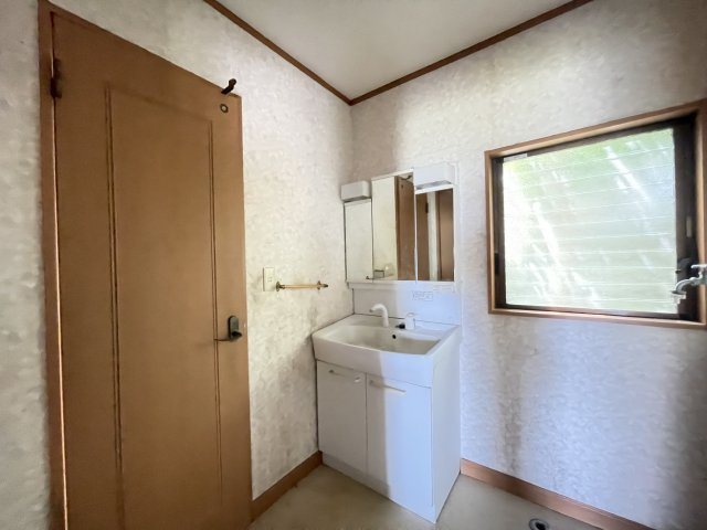 洗面台はミラーボックスタイプの為、散らかりやすい洗面台をすっきりと見せることができます。