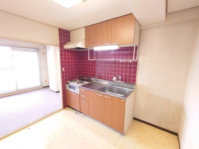 作業に集中しやすい壁付けキッチンは、部屋の空間を広く使えます　
