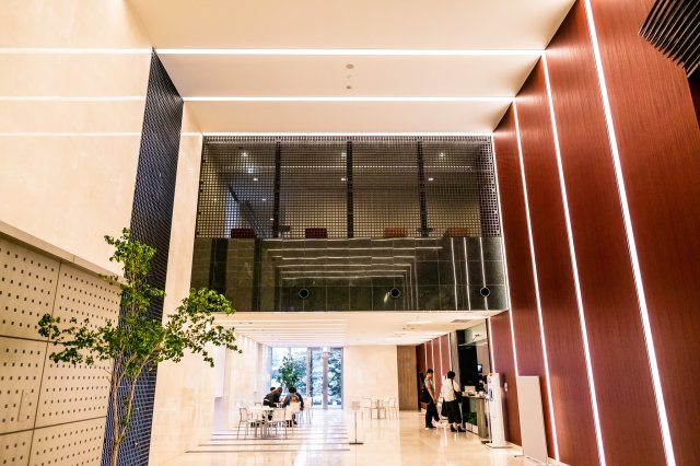 【カフェラウンジ】シンプルな内装でカジュアルな雰囲気を演出。コンシェルジュカウンターがございます！