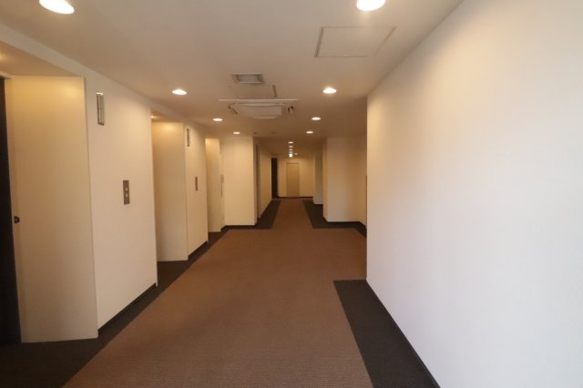 【居住フロア　エレベーターホール】外からの視線が届かない内廊下設計で安心！空調完備で常に快適です！
