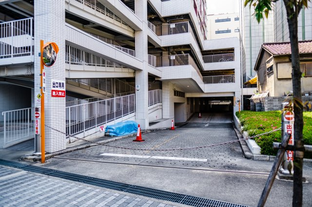 【敷地内駐車場（出口）】地下のパーキングからの車路です。
