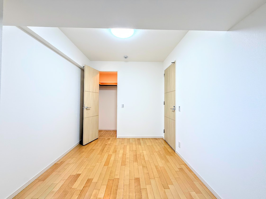 ◆室内はいつも明るい印象なので気持ちの良い朝を迎えられます。各部屋にはクローゼットを完備しており、収納が多いお家はすっきりして快適空間です。