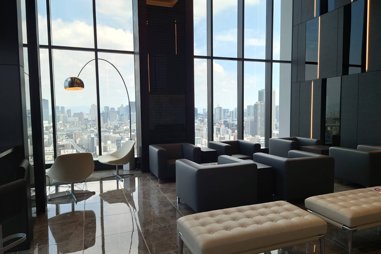 【スカイラウンジ】二層吹き抜けの開放的な空間。大開口のガラスウォールとダイナミックなシティビュー！