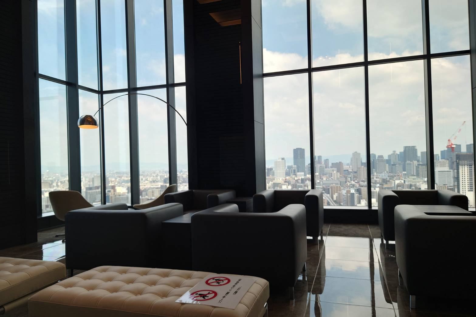 【スカイラウンジ】31階から大阪市内を一望する贅沢！ラグジュアリーホテルのラウンジさながらの空間！