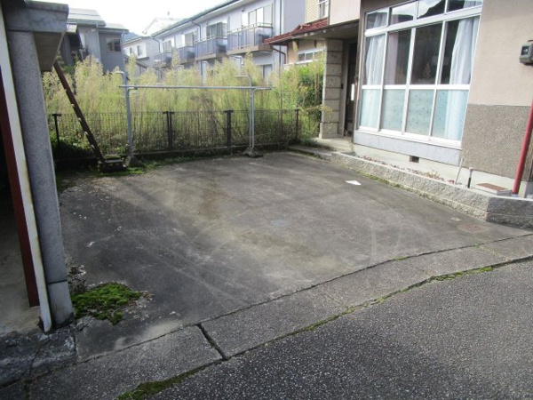 【千島町・中古住宅の駐車場】