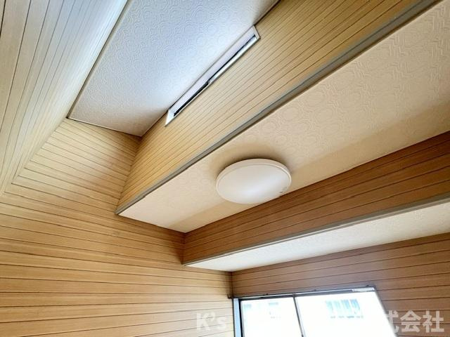天井高の窓からの日差しが心地よく届きます◇