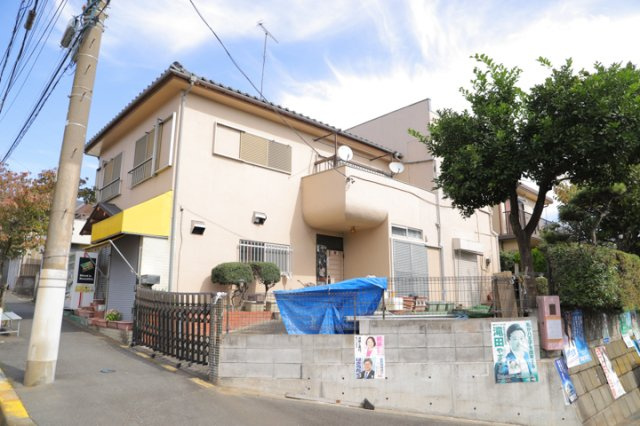 土地購入を検討されている場合、境界杭がない状態で購入してしまうと境界確定測量をする必要があり、費用がかかります。購入の前に、売主、隣土地所有者立ち合いのもと境界を確定し境界杭を設置するのがベストです。