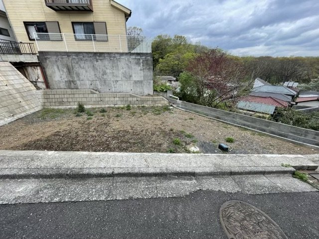 家を建てる場合、方位は要チェックです。現実的に日当たりのよい家ならばリビングは南側、建築基準法でも北側に当たる家への配慮は求められています。土地を見学に行く際は、方位磁針を持って行くようにしましょう。