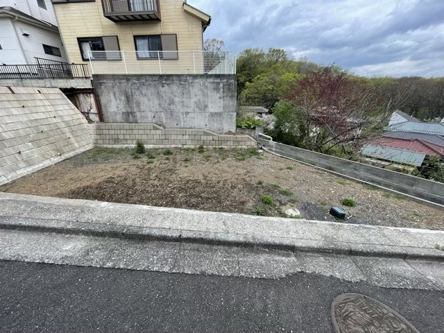 土地を買う際、住む地域の自治体や福祉の補助制度にも注目してみましょう。子供や老人の医療補助やゴミ出しのルールなど、自治体によってルールに大きな違いがあるため、暮らしやすい土地で判断するとよいでしょう。
