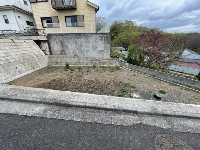 土地の前の道路に消火栓が設置されていることがあります。この場合、道路交通法第45条第1項により、駐車禁止の場所が指定されています。そのため、車庫などの駐車スペースをつくることができない場合があります。